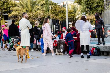 Tel Aviv, İsrail - 18 Mart 2022 Dizengoff Meydanı 'ndaki İsrail halkı, Mart ayında İsrail' de düzenlenen Purim karnavalı kutlaması için kostüm giymişti.