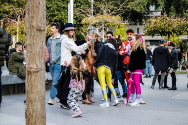 Tel Aviv, İsrail - 18 Mart 2022 Dizengoff Meydanı 'ndaki İsrail halkı, Mart ayında İsrail' de düzenlenen Purim karnavalı kutlaması için kostüm giymişti.