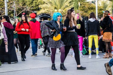 Tel Aviv, İsrail - 18 Mart 2022 Dizengoff Meydanı 'ndaki İsrail halkı, Mart ayında İsrail' de düzenlenen Purim karnavalı kutlaması için kostüm giymişti.