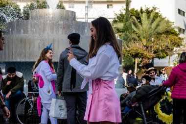Tel Aviv, İsrail - 18 Mart 2022 Dizengoff Meydanı 'ndaki İsrail halkı, Mart ayında İsrail' de düzenlenen Purim karnavalı kutlaması için kostüm giymişti.