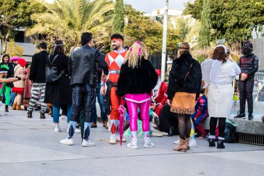 Tel Aviv, İsrail - 18 Mart 2022 Dizengoff Meydanı 'ndaki İsrail halkı, Mart ayında İsrail' de düzenlenen Purim karnavalı kutlaması için kostüm giymişti.