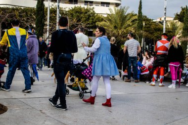 Tel Aviv, İsrail - 18 Mart 2022 Dizengoff Meydanı 'ndaki İsrail halkı, Mart ayında İsrail' de düzenlenen Purim karnavalı kutlaması için kostüm giymişti.