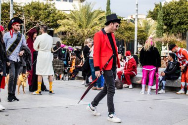 Tel Aviv, İsrail - 18 Mart 2022 Dizengoff Meydanı 'ndaki İsrail halkı, Mart ayında İsrail' de düzenlenen Purim karnavalı kutlaması için kostüm giymişti.