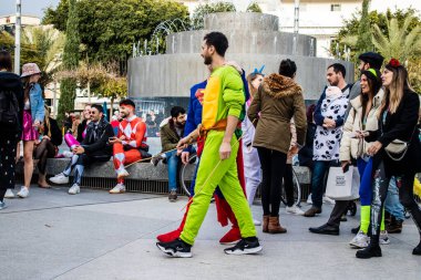 Tel Aviv, İsrail - 18 Mart 2022 Dizengoff Meydanı 'ndaki İsrail halkı, Mart ayında İsrail' de düzenlenen Purim karnavalı kutlaması için kostüm giymişti.