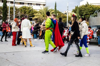 Tel Aviv, İsrail - 18 Mart 2022 Dizengoff Meydanı 'ndaki İsrail halkı, Mart ayında İsrail' de düzenlenen Purim karnavalı kutlaması için kostüm giymişti.
