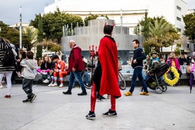 Tel Aviv, İsrail - 18 Mart 2022 Dizengoff Meydanı 'ndaki İsrail halkı, Mart ayında İsrail' de düzenlenen Purim karnavalı kutlaması için kostüm giymişti.