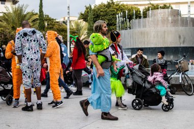 Tel Aviv, İsrail - 18 Mart 2022 Dizengoff Meydanı 'ndaki İsrail halkı, Mart ayında İsrail' de düzenlenen Purim karnavalı kutlaması için kostüm giymişti.
