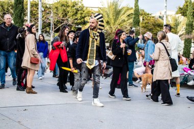 Tel Aviv, İsrail - 18 Mart 2022 Dizengoff Meydanı 'ndaki İsrail halkı, Mart ayında İsrail' de düzenlenen Purim karnavalı kutlaması için kostüm giymişti.