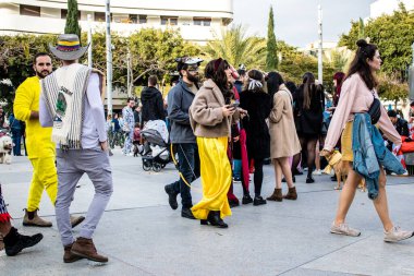 Tel Aviv, İsrail - 18 Mart 2022 Dizengoff Meydanı 'ndaki İsrail halkı, Mart ayında İsrail' de düzenlenen Purim karnavalı kutlaması için kostüm giymişti.