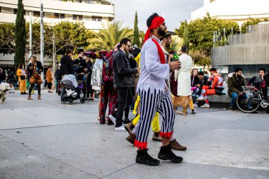 Tel Aviv, İsrail - 18 Mart 2022 Dizengoff Meydanı 'ndaki İsrail halkı, Mart ayında İsrail' de düzenlenen Purim karnavalı kutlaması için kostüm giymişti.