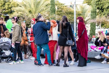 Tel Aviv, İsrail - 18 Mart 2022 Dizengoff Meydanı 'ndaki İsrail halkı, Mart ayında İsrail' de düzenlenen Purim karnavalı kutlaması için kostüm giymişti.