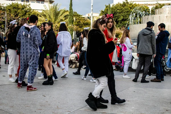 以色列特拉维夫 2022年3月18日 以色列人身着盛装出席3月在以色列举行的普林狂欢节 普林狂欢节是犹太人的传统 — 图库照片