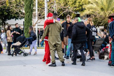 Tel Aviv, İsrail - 18 Mart 2022 Dizengoff Meydanı 'ndaki İsrail halkı, Mart ayında İsrail' de düzenlenen Purim karnavalı kutlaması için kostüm giymişti.