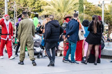 Tel Aviv, İsrail - 18 Mart 2022 Dizengoff Meydanı 'ndaki İsrail halkı, Mart ayında İsrail' de düzenlenen Purim karnavalı kutlaması için kostüm giymişti.
