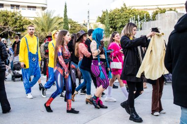 Tel Aviv, İsrail - 18 Mart 2022 Dizengoff Meydanı 'ndaki İsrail halkı, Mart ayında İsrail' de düzenlenen Purim karnavalı kutlaması için kostüm giymişti.