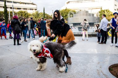 Tel Aviv, İsrail - 18 Mart 2022 Dizengoff Meydanı 'ndaki İsrail halkı, Mart ayında İsrail' de düzenlenen Purim karnavalı kutlaması için kostüm giymişti.