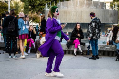 Tel Aviv, İsrail - 18 Mart 2022 Dizengoff Meydanı 'ndaki İsrail halkı, Mart ayında İsrail' de düzenlenen Purim karnavalı kutlaması için kostüm giymişti.