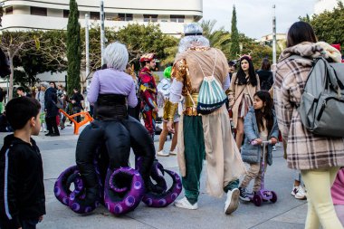 Tel Aviv, İsrail - 18 Mart 2022 Dizengoff Meydanı 'ndaki İsrail halkı, Mart ayında İsrail' de düzenlenen Purim karnavalı kutlaması için kostüm giymişti.