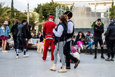 Tel Aviv, İsrail - 18 Mart 2022 Dizengoff Meydanı 'ndaki İsrail halkı, Mart ayında İsrail' de düzenlenen Purim karnavalı kutlaması için kostüm giymişti.