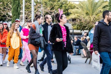 Tel Aviv, İsrail - 18 Mart 2022 Dizengoff Meydanı 'ndaki İsrail halkı, Mart ayında İsrail' de düzenlenen Purim karnavalı kutlaması için kostüm giymişti.