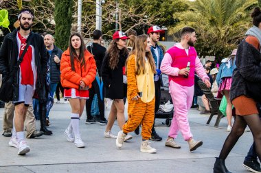 Tel Aviv, İsrail - 18 Mart 2022 Dizengoff Meydanı 'ndaki İsrail halkı, Mart ayında İsrail' de düzenlenen Purim karnavalı kutlaması için kostüm giymişti.