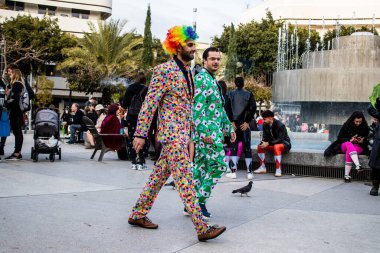 Tel Aviv, İsrail - 18 Mart 2022 Dizengoff Meydanı 'ndaki İsrail halkı, Mart ayında İsrail' de düzenlenen Purim karnavalı kutlaması için kostüm giymişti.