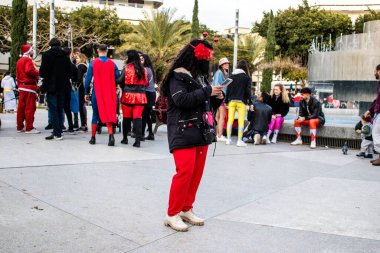 Tel Aviv, İsrail - 18 Mart 2022 Dizengoff Meydanı 'ndaki İsrail halkı, Mart ayında İsrail' de düzenlenen Purim karnavalı kutlaması için kostüm giymişti.