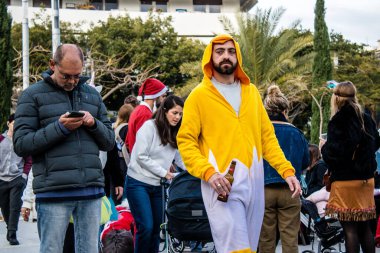 Tel Aviv, İsrail - 18 Mart 2022 Dizengoff Meydanı 'ndaki İsrail halkı, Mart ayında İsrail' de düzenlenen Purim karnavalı kutlaması için kostüm giymişti.