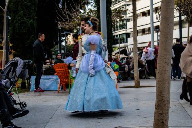 Tel Aviv, İsrail - 18 Mart 2022 Dizengoff Meydanı 'ndaki İsrail halkı, Mart ayında İsrail' de düzenlenen Purim karnavalı kutlaması için kostüm giymişti.