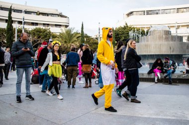 Tel Aviv, İsrail - 18 Mart 2022 Dizengoff Meydanı 'ndaki İsrail halkı, Mart ayında İsrail' de düzenlenen Purim karnavalı kutlaması için kostüm giymişti.