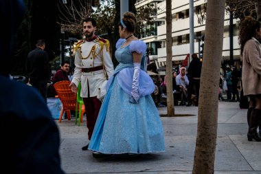 Tel Aviv, İsrail - 18 Mart 2022 Dizengoff Meydanı 'ndaki İsrail halkı, Mart ayında İsrail' de düzenlenen Purim karnavalı kutlaması için kostüm giymişti.