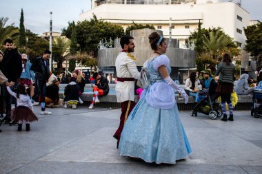 Tel Aviv, İsrail - 18 Mart 2022 Dizengoff Meydanı 'ndaki İsrail halkı, Mart ayında İsrail' de düzenlenen Purim karnavalı kutlaması için kostüm giymişti.