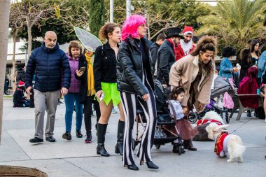 Tel Aviv, İsrail - 18 Mart 2022 Dizengoff Meydanı 'ndaki İsrail halkı, Mart ayında İsrail' de düzenlenen Purim karnavalı kutlaması için kostüm giymişti.