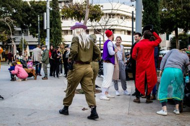 Tel Aviv, İsrail - 18 Mart 2022 Dizengoff Meydanı 'ndaki İsrail halkı, Mart ayında İsrail' de düzenlenen Purim karnavalı kutlaması için kostüm giymişti.