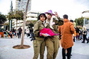 Tel Aviv, İsrail - 18 Mart 2022 Dizengoff Meydanı 'ndaki İsrail halkı, Mart ayında İsrail' de düzenlenen Purim karnavalı kutlaması için kostüm giymişti.