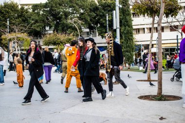 Tel Aviv, İsrail - 18 Mart 2022 Dizengoff Meydanı 'ndaki İsrail halkı, Mart ayında İsrail' de düzenlenen Purim karnavalı kutlaması için kostüm giymişti.
