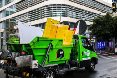 Tel Aviv, İsrail - 18 Mart 2022 Tel Aviv şehir bakım aracı Mart ayında İsrail 'de düzenlenen Purim karnavalı kutlaması için caddede.