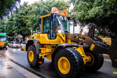 Tel Aviv, İsrail - 18 Mart 2022 Tel Aviv şehir bakım aracı Mart ayında İsrail 'de düzenlenen Purim karnavalı kutlaması için caddede.