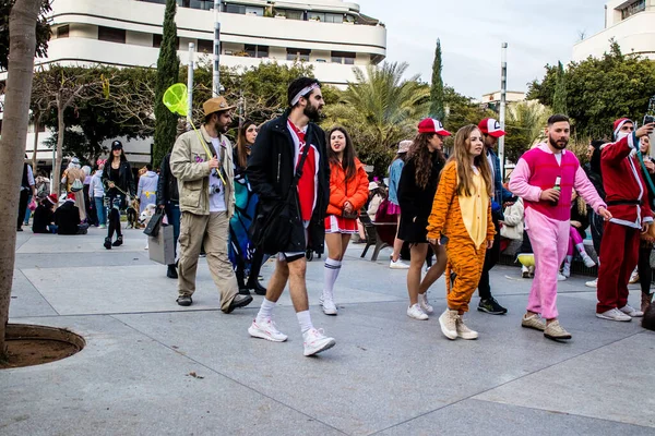 Tel Aviv, İsrail - 18 Mart 2022 Dizengoff Meydanı 'ndaki İsrail halkı, Mart ayında İsrail' de düzenlenen Purim karnavalı kutlaması için kostüm giymişti.