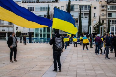Tel Aviv, İsrail - Rusya 'nın Ukrayna' ya yönelik politikasına karşı 20 Mart 2022 'de Tel Aviv' deki Habima Meydanı 'nda protestocular, İsrailliler Rusya' ya karşı patlak veren savaşta Ukrayna halkını desteklediler.