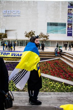 Tel Aviv, İsrail - Rusya 'nın Ukrayna' ya yönelik politikasına karşı 20 Mart 2022 'de Tel Aviv' deki Habima Meydanı 'nda protestocular, İsrailliler Rusya' ya karşı patlak veren savaşta Ukrayna halkını desteklediler.