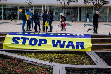 Tel Aviv, İsrail - Rusya 'nın Ukrayna' ya yönelik politikasına karşı 20 Mart 2022 'de Tel Aviv' deki Habima Meydanı 'nda protestocular, İsrailliler Rusya' ya karşı patlak veren savaşta Ukrayna halkını desteklediler.