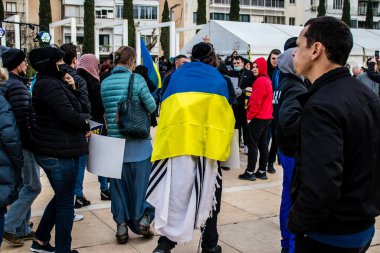 Tel Aviv, İsrail - Rusya 'nın Ukrayna' ya yönelik politikasına karşı 20 Mart 2022 'de Tel Aviv' deki Habima Meydanı 'nda protestocular, İsrailliler Rusya' ya karşı patlak veren savaşta Ukrayna halkını desteklediler.