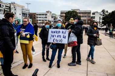 Tel Aviv, İsrail - Rusya 'nın Ukrayna' ya yönelik politikasına karşı 20 Mart 2022 'de Tel Aviv' deki Habima Meydanı 'nda protestocular, İsrailliler Rusya' ya karşı patlak veren savaşta Ukrayna halkını desteklediler.