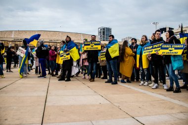Tel Aviv, İsrail - Rusya 'nın Ukrayna' ya yönelik politikasına karşı 20 Mart 2022 'de Tel Aviv' deki Habima Meydanı 'nda protestocular, İsrailliler Rusya' ya karşı patlak veren savaşta Ukrayna halkını desteklediler.