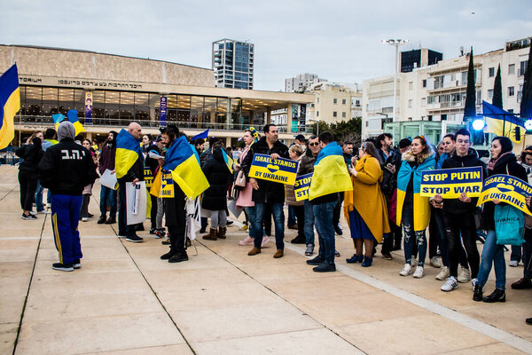 Тель-Авив, Израиль - 20 марта 2022 года Протестующие против российской политики в отношении Украины на площади Хабима в Тель-Авиве, израильтяне поддерживают украинский народ в войне, которая разразилась против России