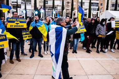 Tel Aviv, İsrail - Rusya 'nın Ukrayna' ya yönelik politikasına karşı 20 Mart 2022 'de Tel Aviv' deki Habima Meydanı 'nda protestocular, İsrailliler Rusya' ya karşı patlak veren savaşta Ukrayna halkını desteklediler.