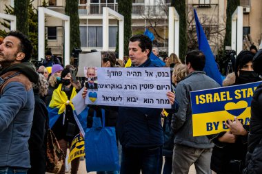 Tel Aviv, İsrail - Rusya 'nın Ukrayna' ya yönelik politikasına karşı 20 Mart 2022 'de Tel Aviv' deki Habima Meydanı 'nda protestocular, İsrailliler Rusya' ya karşı patlak veren savaşta Ukrayna halkını desteklediler.