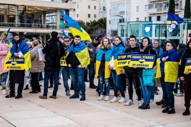 Tel Aviv, İsrail - Rusya 'nın Ukrayna' ya yönelik politikasına karşı 20 Mart 2022 'de Tel Aviv' deki Habima Meydanı 'nda protestocular, İsrailliler Rusya' ya karşı patlak veren savaşta Ukrayna halkını desteklediler.