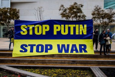 Tel Aviv, İsrail - Rusya 'nın Ukrayna' ya yönelik politikasına karşı 20 Mart 2022 'de Tel Aviv' deki Habima Meydanı 'nda protestocular, İsrailliler Rusya' ya karşı patlak veren savaşta Ukrayna halkını desteklediler.